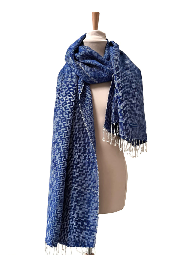 Le Grand Krama Chaud Epais Bleu Roi dans son écrin en feuille de palmier - Femme