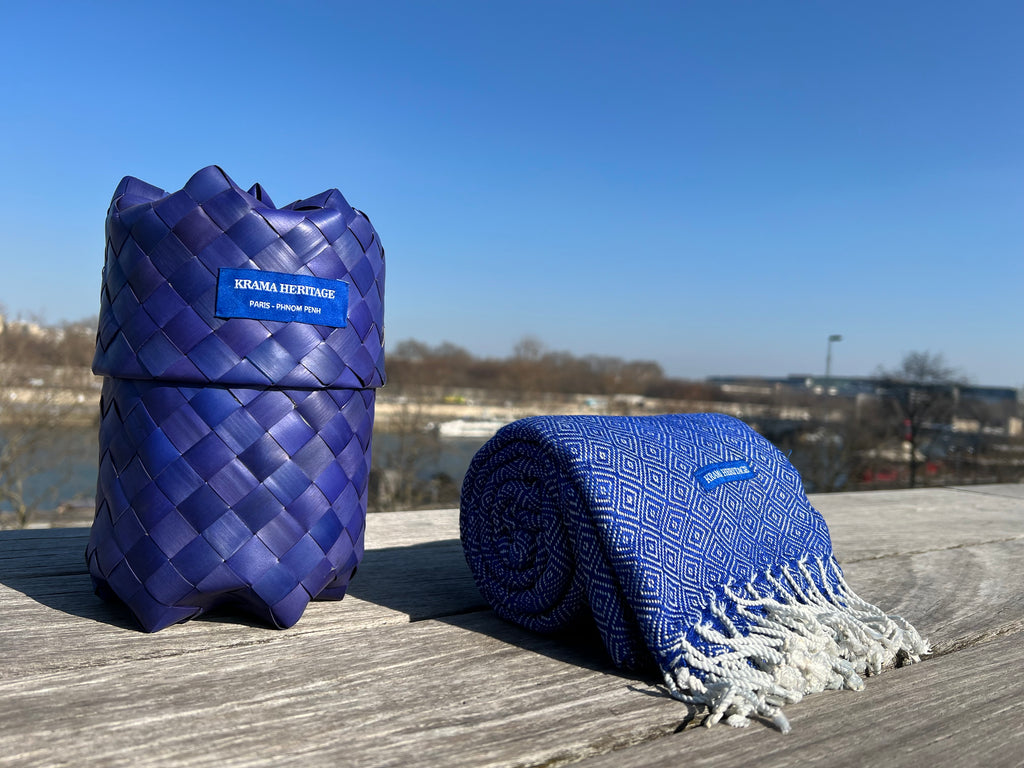 Le Grand Krama Chaud Epais Bleu Roi dans son écrin en feuille de palmier - Homme