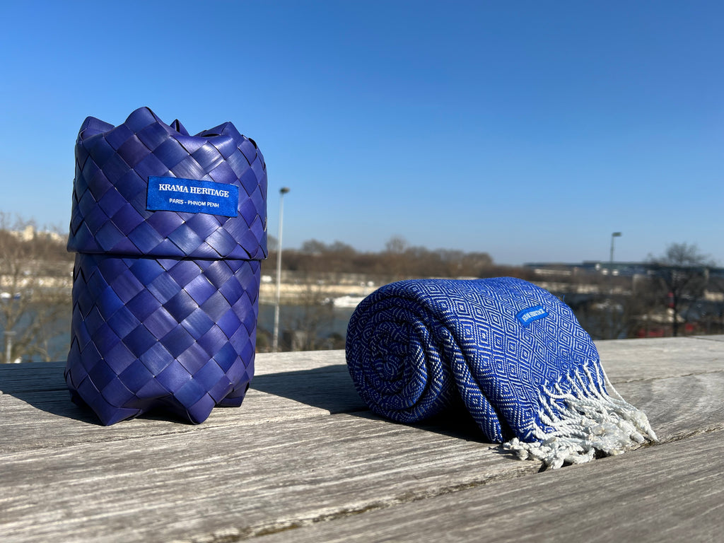 Le Grand Krama Chaud Epais Bleu Roi dans son écrin en feuille de palmier - Homme