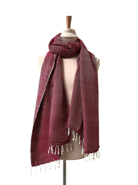 Le Grand Krama Chaud Epais Bordeaux dans son écrin en feuille de palmier - Femme