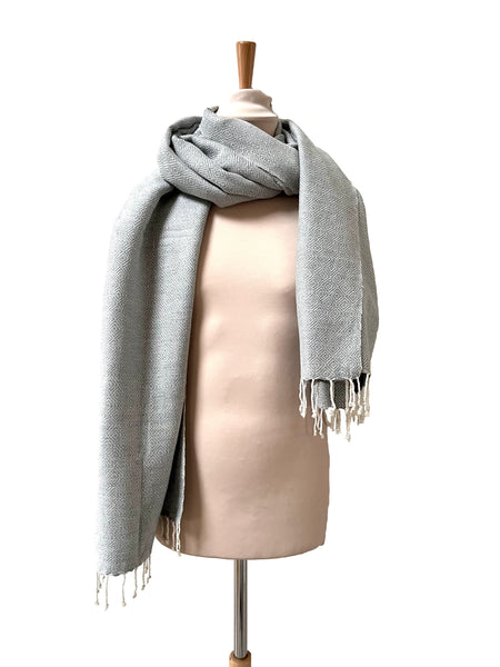 Le Grand Krama Chaud Epais Gris Perle dans son écrin en feuille de palmier - Femme