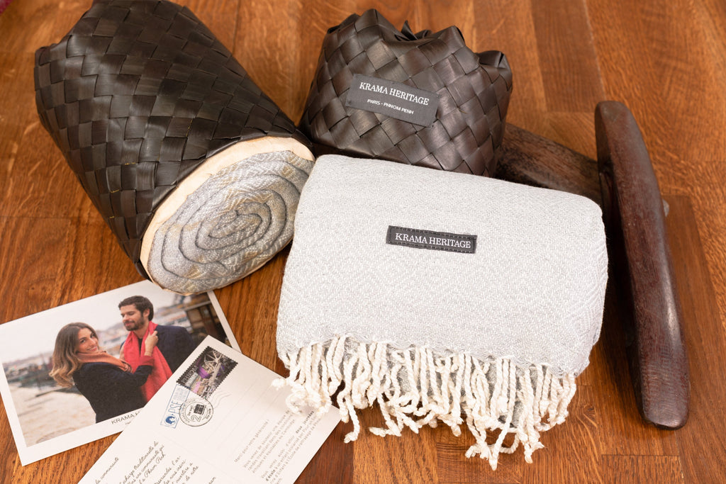 Le Grand Krama Chaud Epais Gris Perle dans son écrin en feuille de palmier - Femme