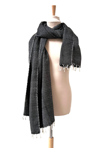 Le Grand Krama Chaud Epais Noir Ebène dans son écrin en feuille de palmier - Femme