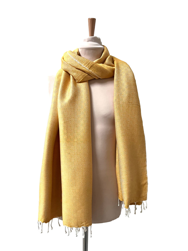 Le Grand Krama Chaud Epais Or dans son écrin en feuille de palmier - Homme