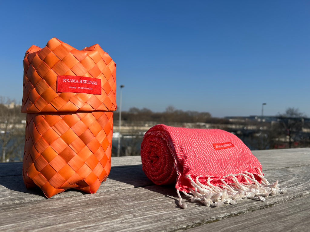 Le Grand Krama Chaud Epais Orange Corail dans son écrin en feuille de palmier - Femme