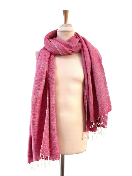 Le Grand Krama Chaud Epais Rose Bonbon dans son écrin en feuille de palmier - Femme