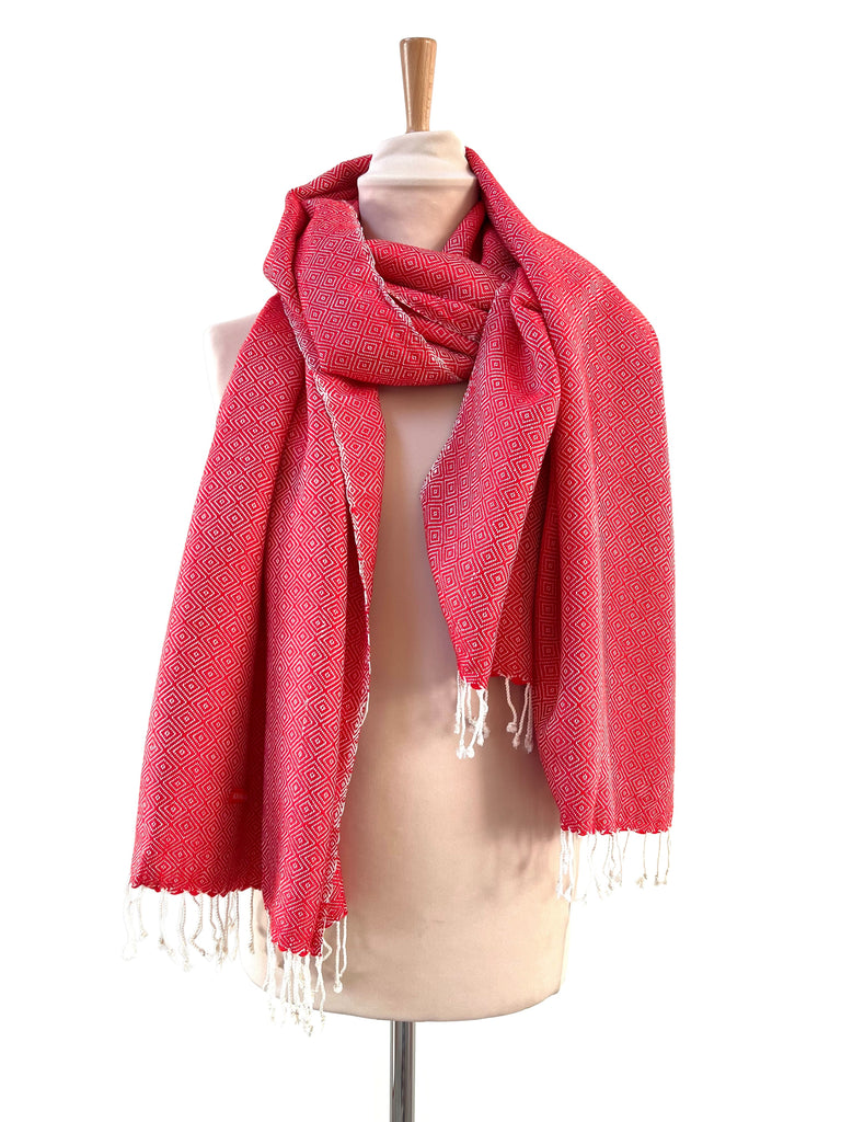 Le Grand Krama Chaud Epais Rouge Coquelicot dans son écrin en feuille de palmier - Homme