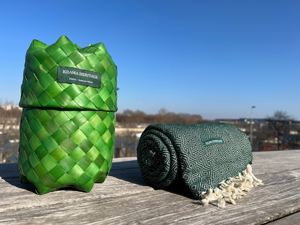 Le Grand Krama Chaud Epais Vert Forêt dans son écrin en feuille de palmier - Homme