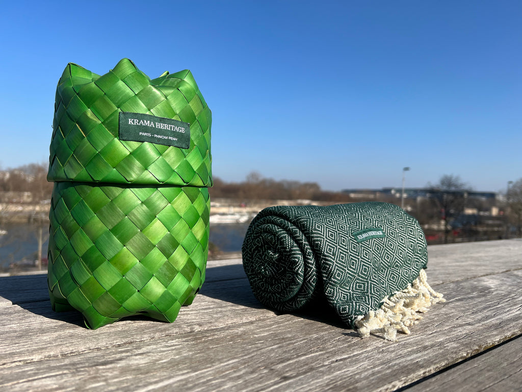 Le Grand Krama Chaud Epais Vert Forêt dans son écrin en feuille de palmier - Femme