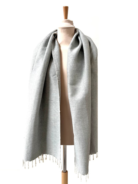 Le Grand Krama Chaud Gris Perle dans son écrin en feuille de palmier - Femme