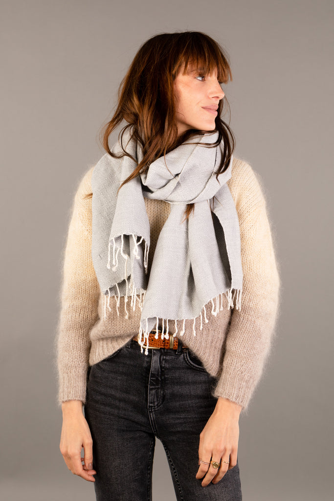 Le Grand Krama Chaud Epais Gris Perle dans son écrin en feuille de palmier - Femme