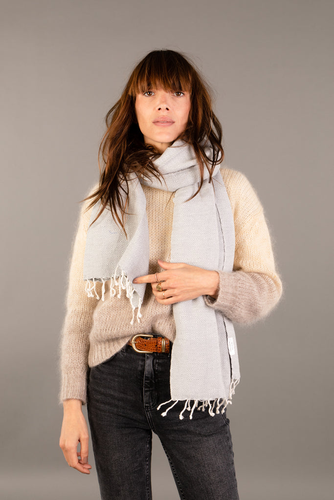 Le Grand Krama Chaud Gris Perle dans son écrin en feuille de palmier - Femme