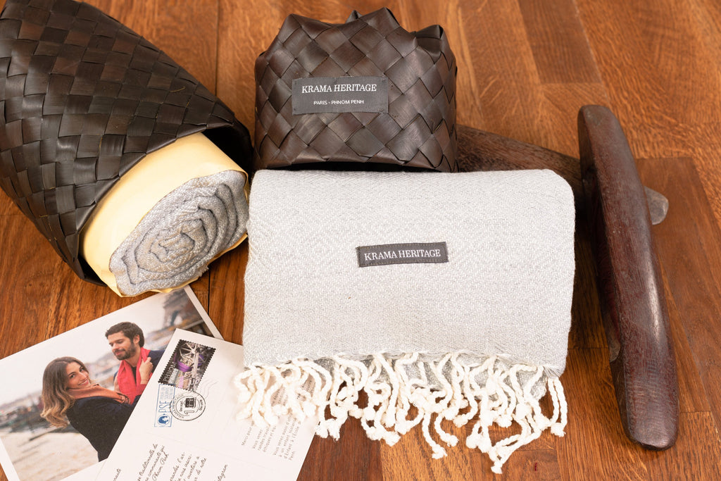 Le Grand Krama Chaud Gris Perle dans son écrin en feuille de palmier - Femme