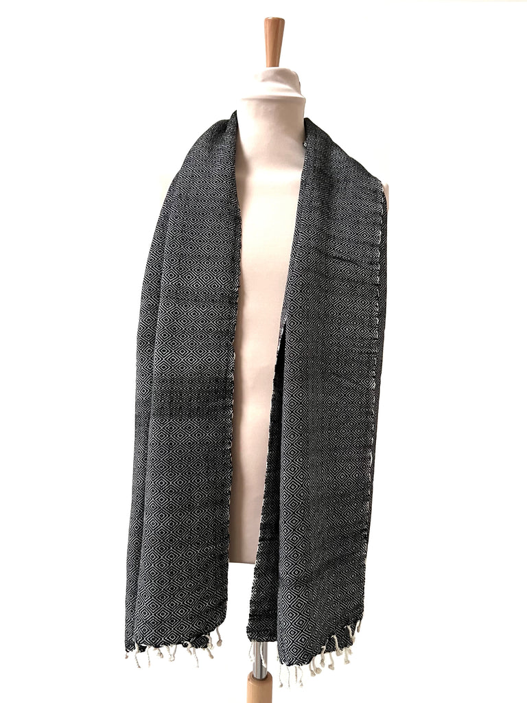 Le Grand Krama Chaud Noir Ebène dans son écrin en feuille de palmier - Femme