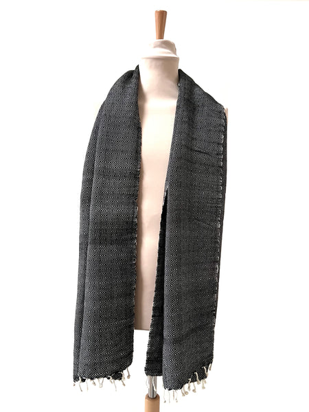 Le Grand Krama Chaud Noir Ebène dans son écrin en feuille de palmier - Femme