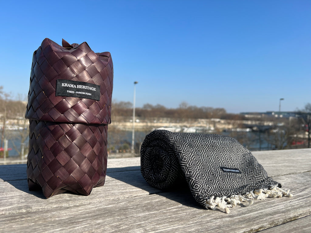 Le Grand Krama Chaud Noir Ebène dans son écrin en feuille de palmier - Femme