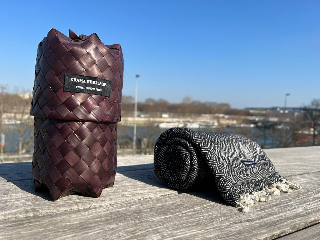 Le Grand Krama Chaud Noir Ebène dans son écrin en feuille de palmier - Homme