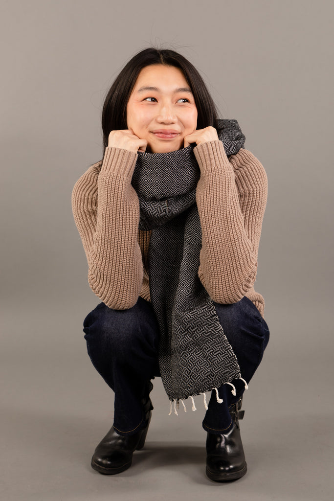 Le Grand Krama Chaud Epais Noir Ebène dans son écrin en feuille de palmier - Femme