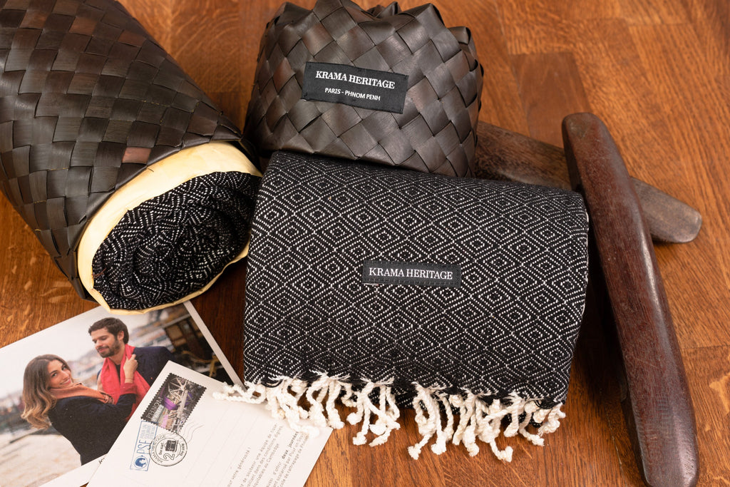 Le Grand Krama Chaud Epais Noir Ebène dans son écrin en feuille de palmier - Femme