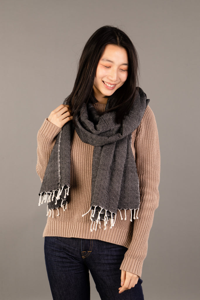 Le Grand Krama Chaud Noir Ebène dans son écrin en feuille de palmier - Femme