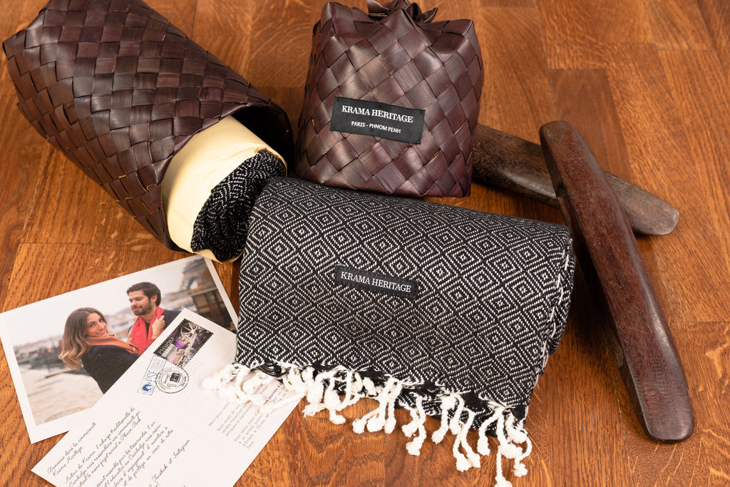 Le Grand Krama Chaud Noir Ebène dans son écrin en feuille de palmier - Femme