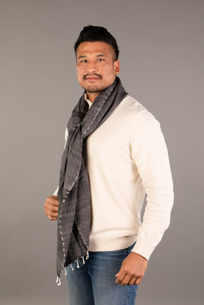 Le Grand Krama Chaud Noir Ebène dans son écrin en feuille de palmier - Homme