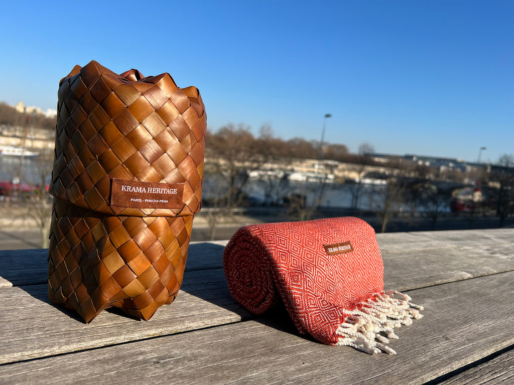 Le Grand Krama Chaud Noisette dans son écrin en feuille de palmier - Femme