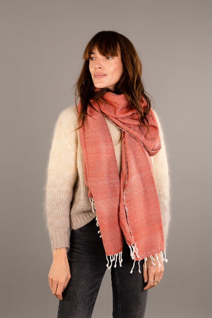 Le Grand Krama Chaud Epais Noisette dans son écrin en feuille de palmier - Femme