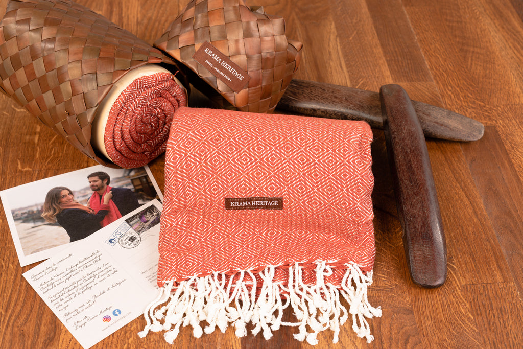 Le Grand Krama Chaud Epais Noisette dans son écrin en feuille de palmier - Homme