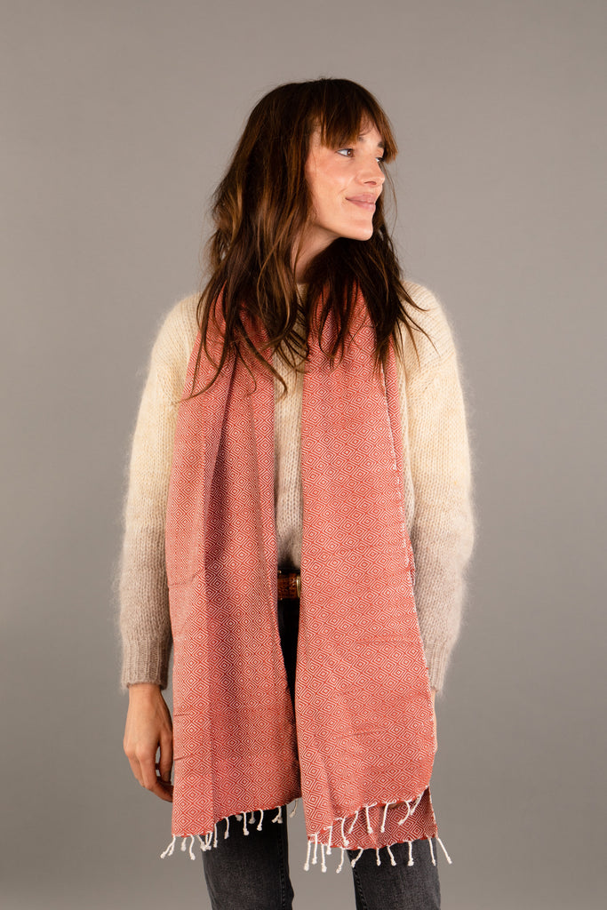 Le Grand Krama Chaud Noisette dans son écrin en feuille de palmier - Femme