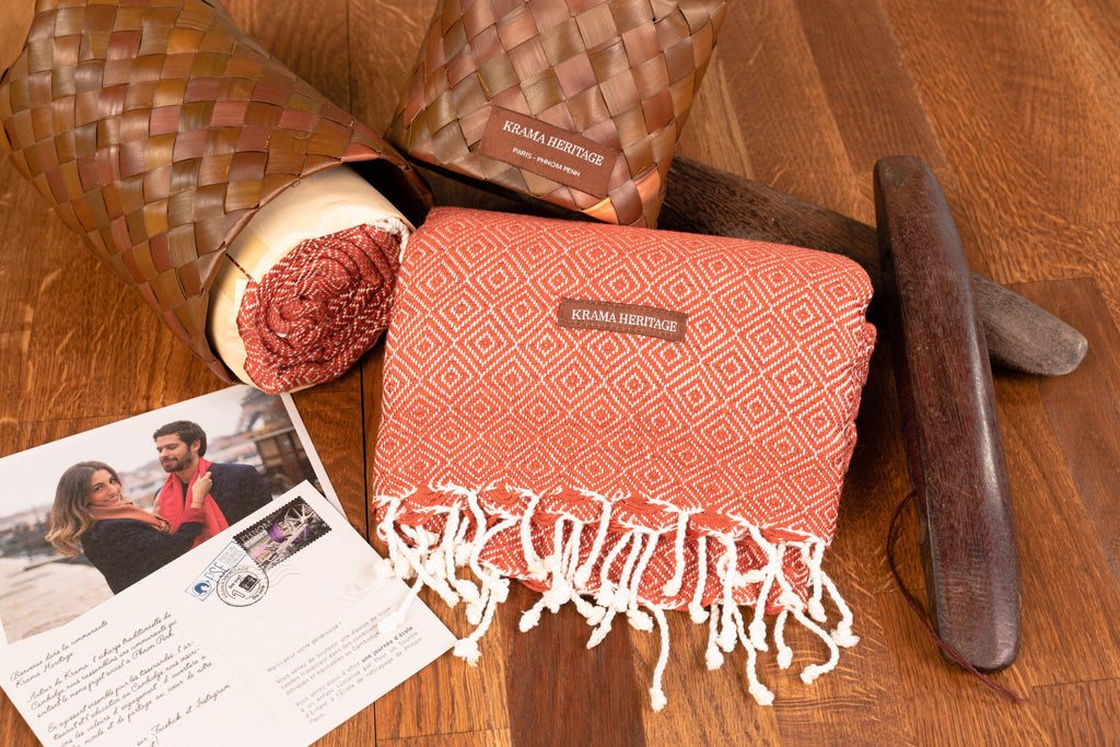 Le Grand Krama Chaud Noisette dans son écrin en feuille de palmier - Femme