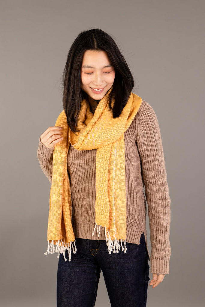 Le Grand Krama Chaud Epais Or dans son écrin en feuille de palmier - Femme