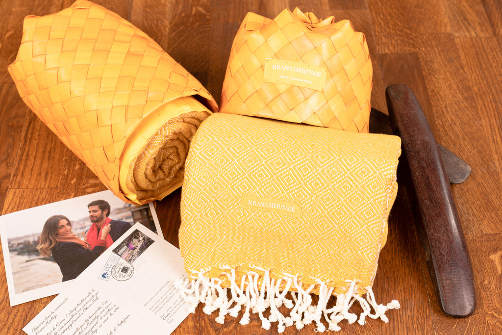 Le Grand Krama Chaud Epais Or dans son écrin en feuille de palmier - Homme