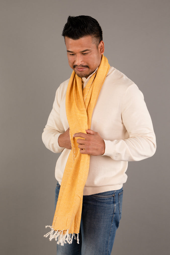 Le Grand Krama Chaud Epais Or dans son écrin en feuille de palmier - Homme