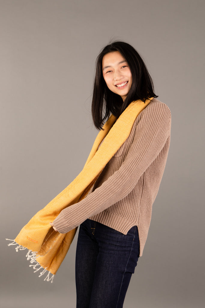 Le Grand Krama Chaud Or dans son écrin en feuille de palmier - Femme