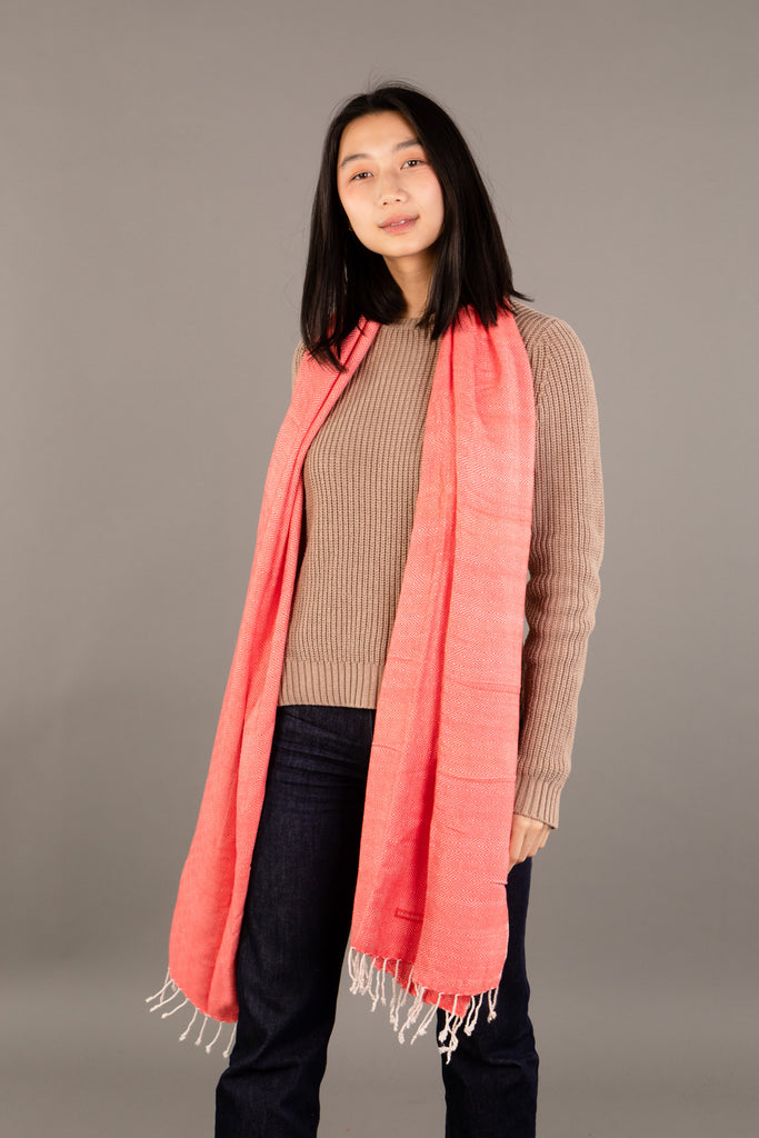 Le Grand Krama Chaud Epais Orange Corail dans son écrin en feuille de palmier - Femme