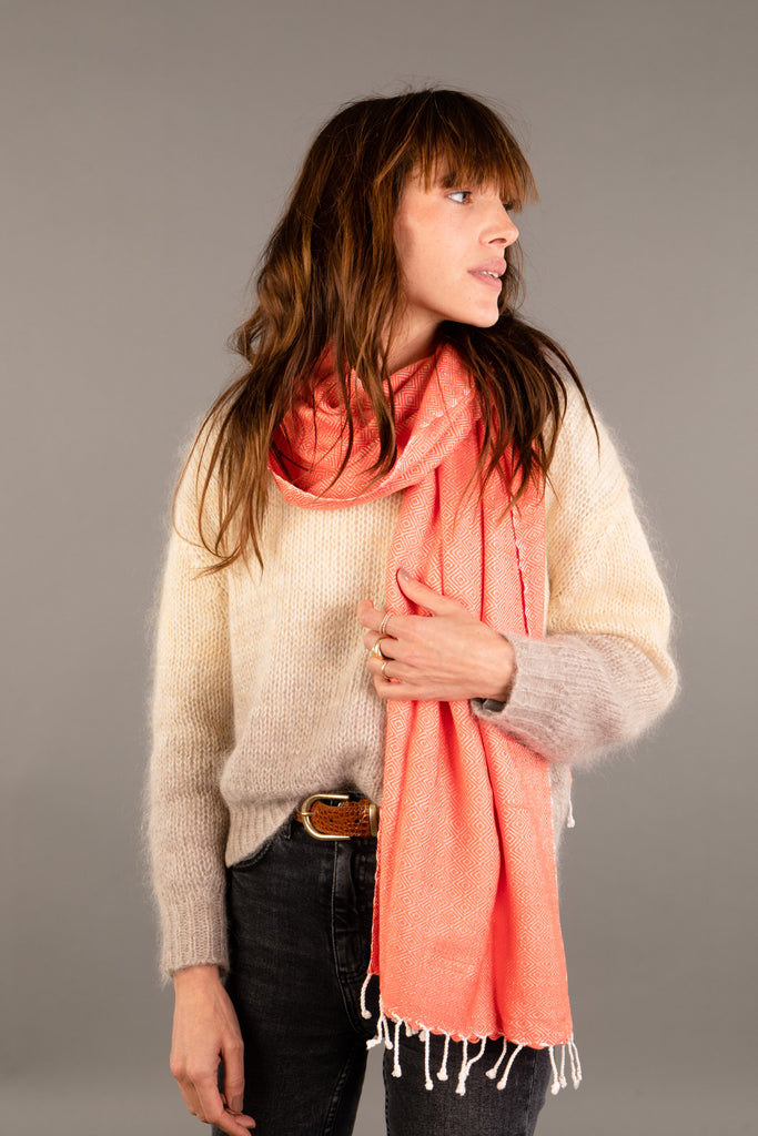 Le Grand Krama Chaud Epais Orange Corail dans son écrin en feuille de palmier - Femme