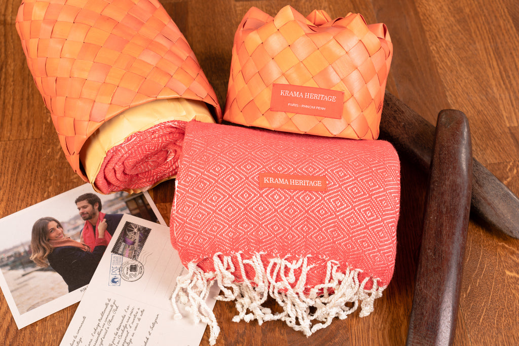 Le Grand Krama Chaud Epais Orange Corail dans son écrin en feuille de palmier - Homme