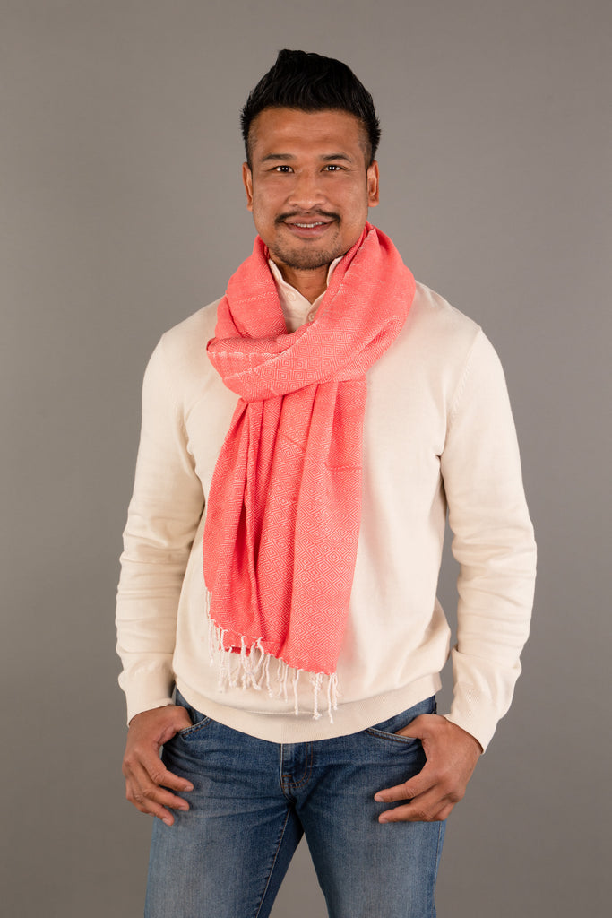 Le Grand Krama Chaud Epais Orange Corail dans son écrin en feuille de palmier - Homme