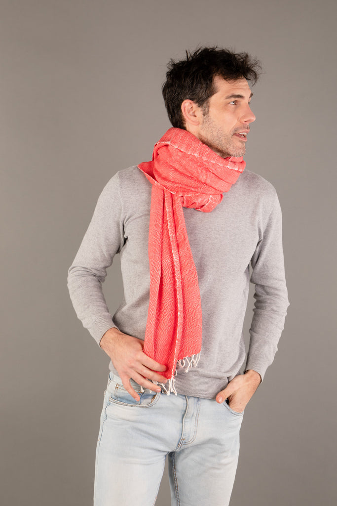 Le Grand Krama Chaud Epais Orange Corail dans son écrin en feuille de palmier - Homme