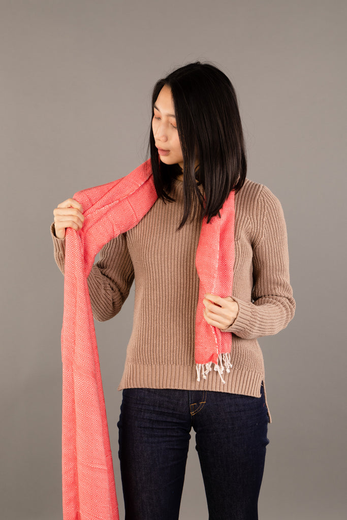 Le Grand Krama Chaud Orange Corail dans son écrin en feuille de palmier - Femme