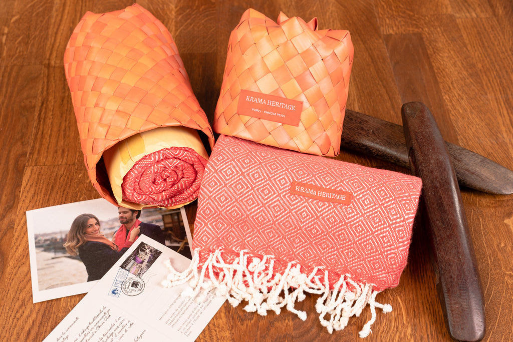 Le Grand Krama Chaud Orange Corail dans son écrin en feuille de palmier - Homme