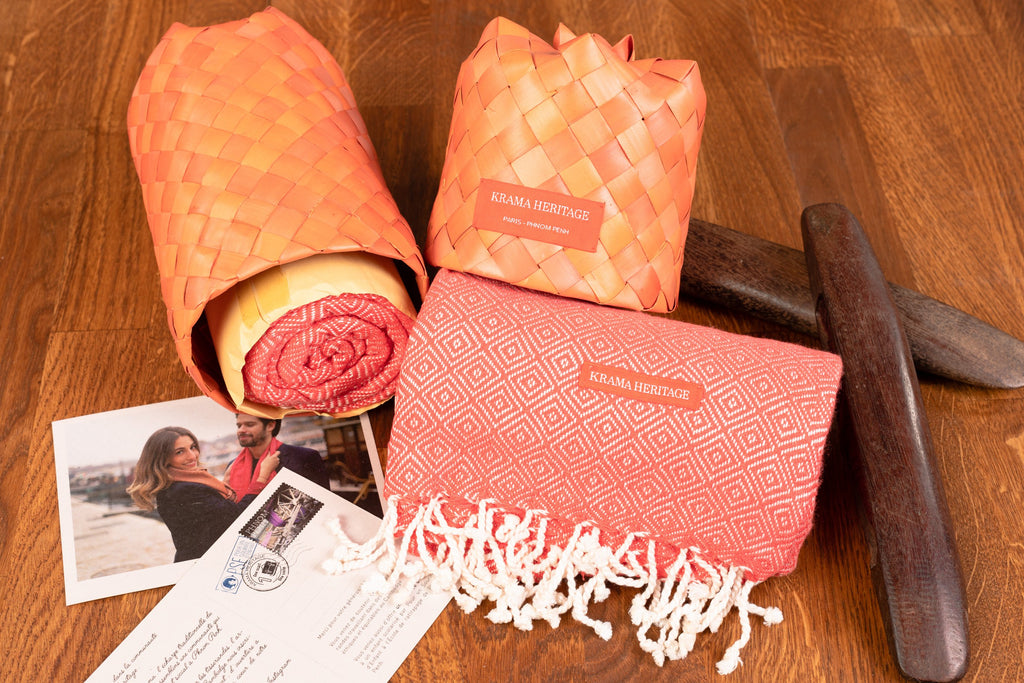 Le Grand Krama Chaud Orange Corail dans son écrin en feuille de palmier - Femme