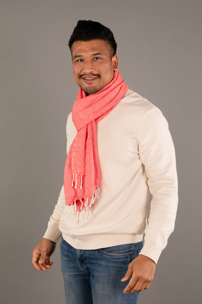 Le Grand Krama Chaud Orange Corail dans son écrin en feuille de palmier - Homme