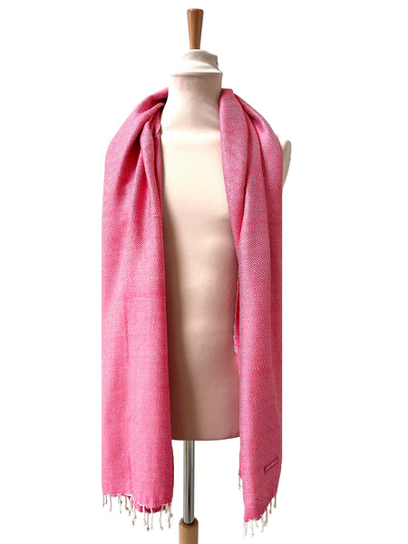 Le Grand Krama Chaud Rose Bonbon dans son écrin en feuille de palmier - Homme