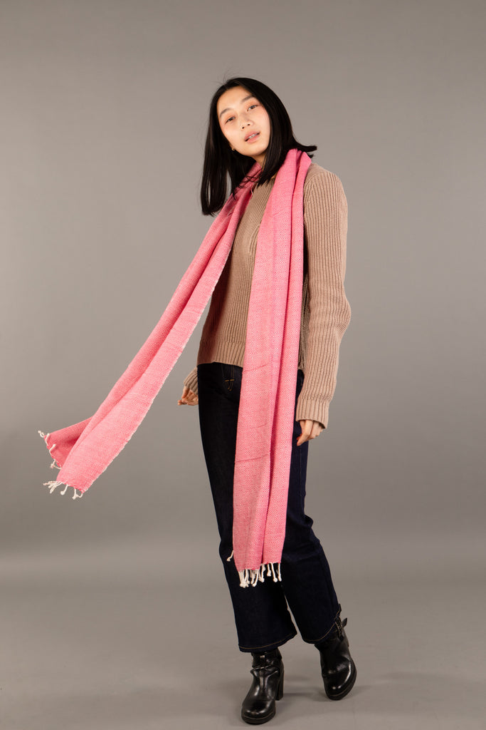 Le Grand Krama Chaud Epais Rose Bonbon dans son écrin en feuille de palmier - Femme