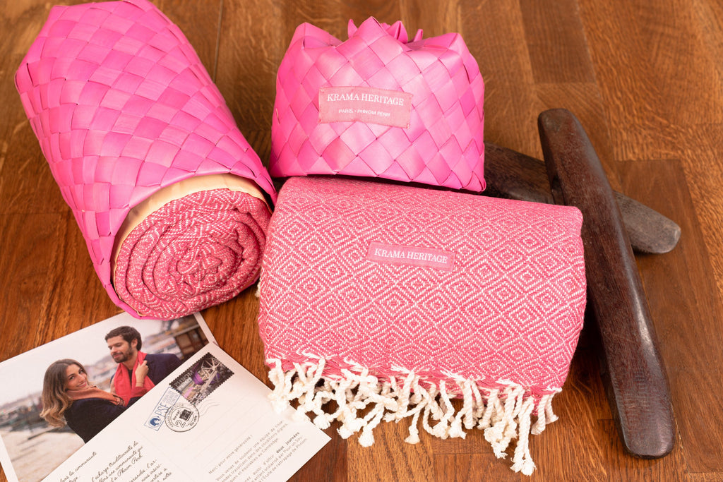 Le Grand Krama Chaud Epais Rose Bonbon dans son écrin en feuille de palmier - Femme