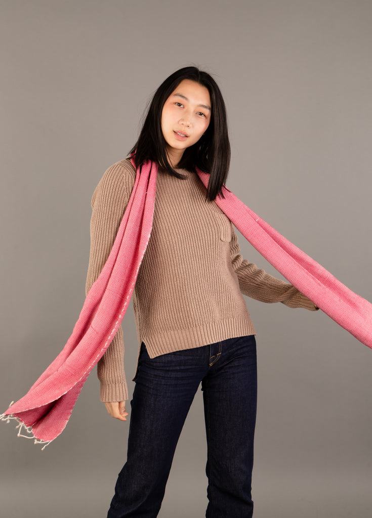 Le Grand Krama Chaud Rose Bonbon dans son écrin en feuille de palmier - Femme