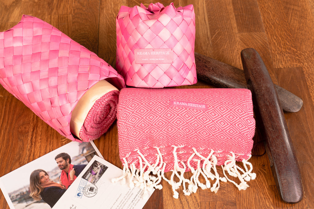 Le Grand Krama Chaud Rose Bonbon dans son écrin en feuille de palmier - Homme
