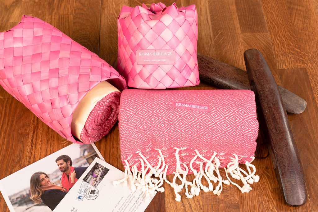 Le Grand Krama Chaud Rose Bonbon dans son écrin en feuille de palmier - Femme